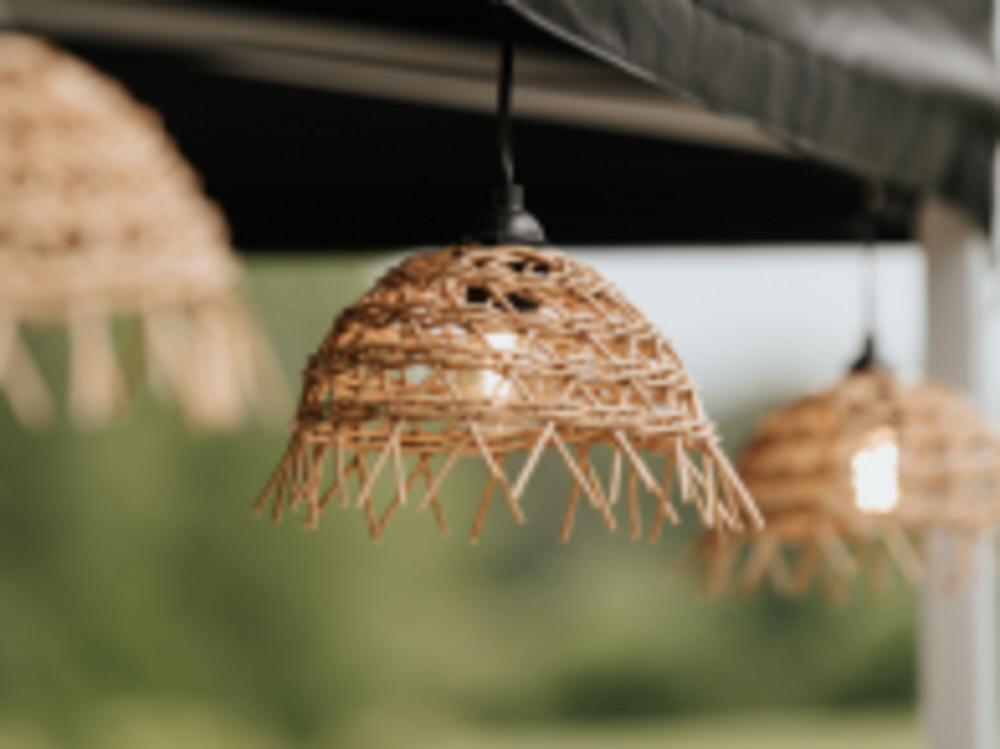 Føro Boho Lichterkette Warmweiß - Set von 10 m mit 10 LED-Lampen und 10 geflochtene Lampenschirme