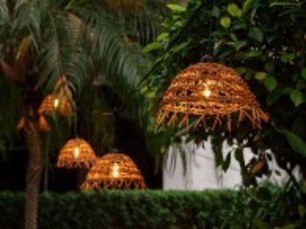 Føro Boho Lichterkette Warmweiß - Set von 10 m mit 10 LED-Lampen und 10 geflochtene Lampenschirme