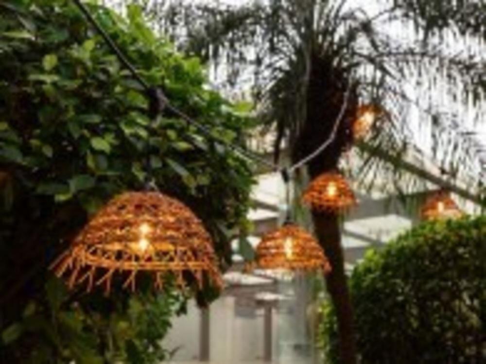 Føro Boho Lichterkette Warmweiß - Set von 10 m mit 10 LED-Lampen und 10 geflochtene Lampenschirme